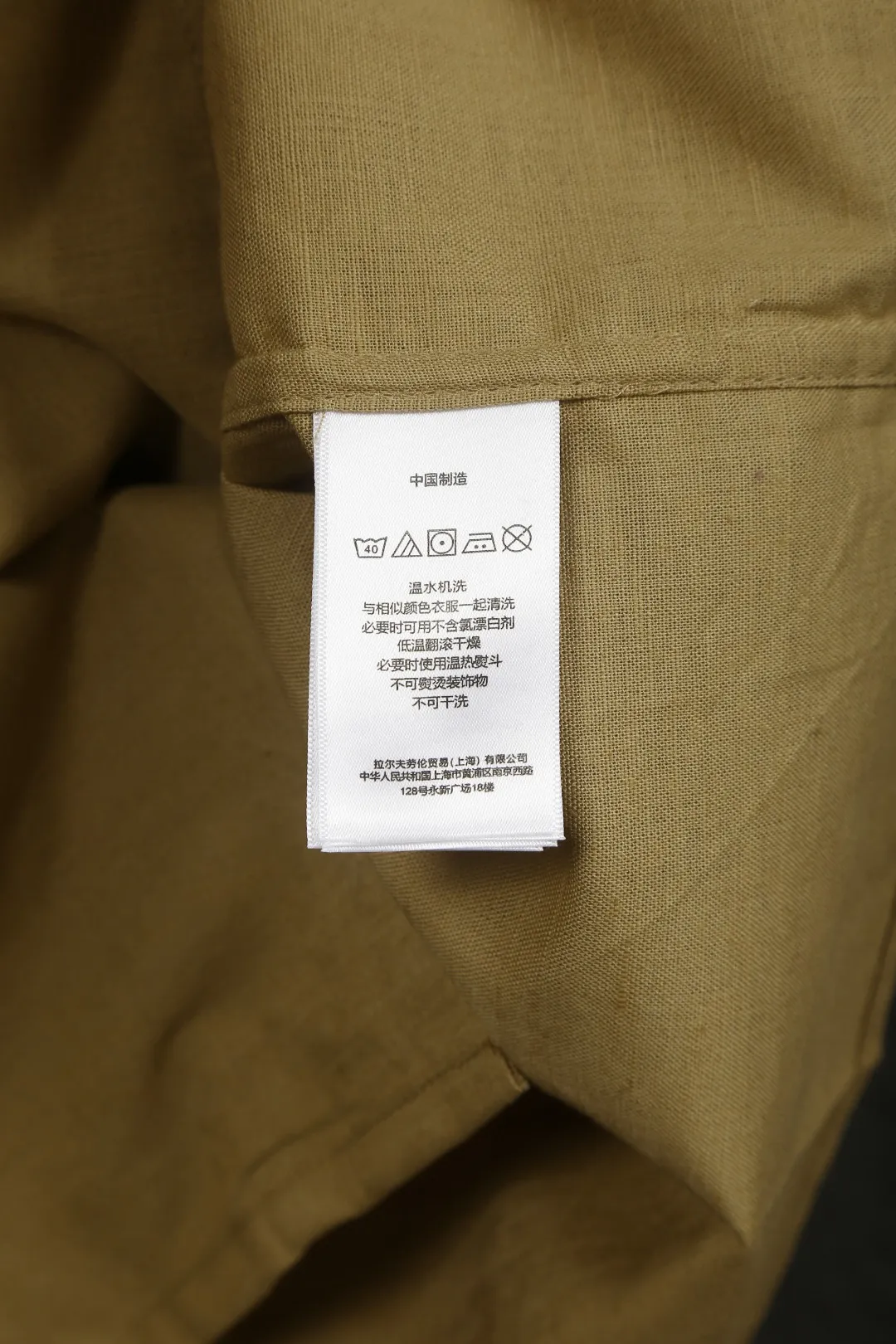 P230 Actual photo [High-end quality] Style number: 25055# Color: Navy blue/off-white/ice blue/light pink/chicken yellow/khaki Size: S to XL - Ralph Lauren/Ralph Lauren 25SS Summer popular high-quality old money style Cuban collar pocket style short-sleeved linen couple shirt - ingeniously restored 95% cotton blended bamboo linen, pre-washed, tight and soft texture ✅ - 100% restored workmanship Complete professional shirt with embedded clips in bifurcated sleeves, top button earrings ✅ - Custom dyed original pearlescent white buttons with different sizes ✅ - Special shaped chiffon foil inside the collar door tube, which is not easy to deform and pull ✅ - Ralph Lauren/linen pocket style short-sleeved shirt. It is different from the classic style and has a niche style. It perfectly combines comfort and high-end. An indispensable piece in summer. It is both cool and textured. It is the king of ins style with every snap. It can be used for commuting and vacationing. There’s no pressure to switch between different styles, and the classics never go out of style.